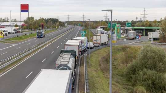 Kamióny stoja v rade na hraničnom priechode Pince na severovýchode Slovinska a Tornyiszentmiklos na juhozápade Maďarska.