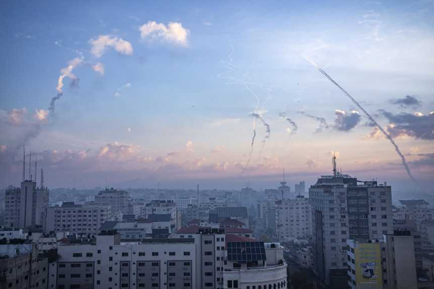 Hamas spustil vojenskú operáciu proti Izraelu, rozpútal rozsiahle raketové útoky. Izrael nariadil mobilizáciu a útočí späť