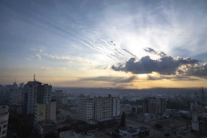 Hamas spustil vojenskú operáciu proti Izraelu, rozpútal rozsiahle raketové útoky. Izrael nariadil mobilizáciu a útočí späť