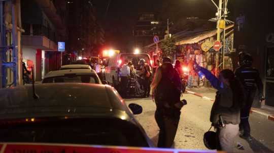 Na snímke zásah izraelských záchranných zložiek po útoku v Tel Avive.