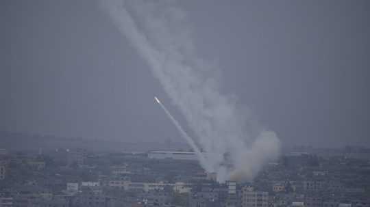 Na snímke rakety vystreľované na Izrael z pásma Gazy.