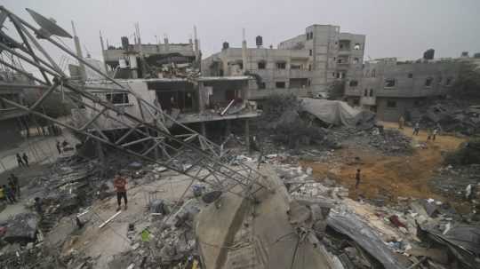 Palestínčania hľadajú preživších po izraelskom bombardovaní.