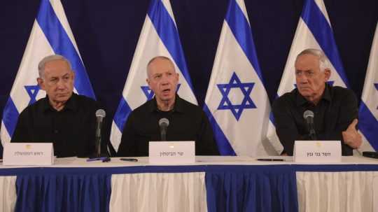 Na snímke zľava izraelský premiér Benjamin Netanjahu, izraelský minister obrany Joav Galant a politik Benny Gantz.