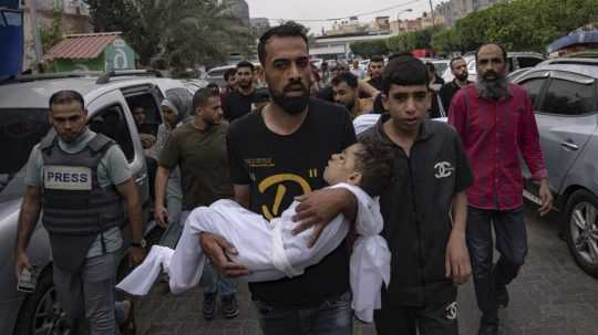 Palestínčania nesú telá svojich príbuzných zabitých pri izraelskom bombardov.aní pásma Gazy