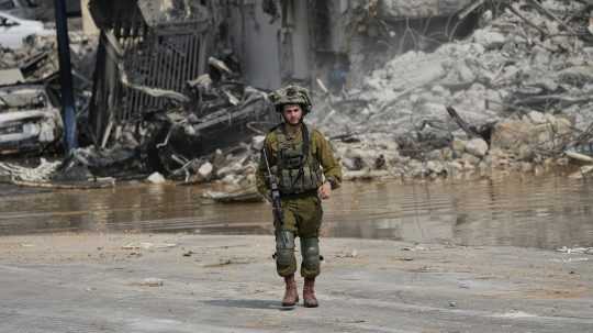 Izraelský bezpečnostný kabinet vyhlasuje vojnový stav.