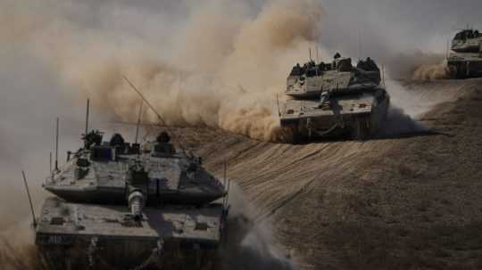 Izraelské tanky smerujú k hranici s pásmom Gazy na juh Izraela.