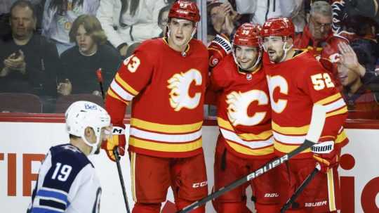 NHL: Na snímke hokejisti Calgary Flames.