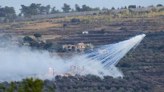Strela izraelského delostrelectva explodovala v libanonskej dedine al-Bustan.