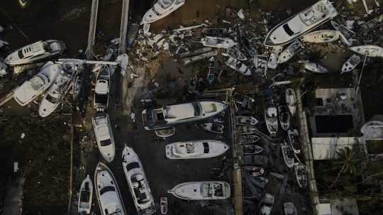 Škody na jachtárskom klube po hurikáne Otis v mexickom Acapulcu v sobotu 28. októbra 2023.