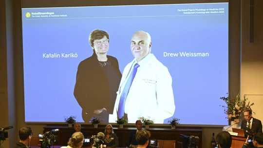 Víťazi Nobelovej ceny za fyziológiu alebo medicínu iKatalin Karikó a Drew Weissman.