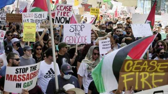 Ľudia sa zúčastňujú na propalestínskom pochode vyzývajúcom na prímerie v Gaze v sobotu 21. októbra 2023 v americkom Los Angeles.