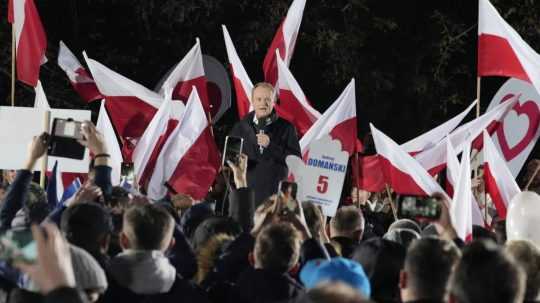 Hlavný poľský opozičný líder Donald Tusk sa prihovára svojim priaznivcom po účasti na predvolebnej debate vo Varšave.