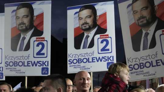Stúpenci poľskej konzervatívnej vládnucej strany Právo a spravodlivosť a jej lídra Jaroslawa Kaczynského sa zišli na poslednom predvolebnom mítingu pred parlamentnými voľbami.