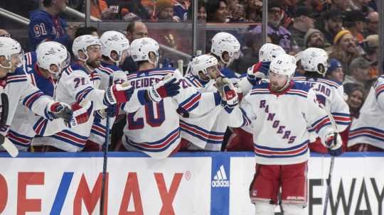 NHL: Boston a Colorado utrpeli prvé prehry v ročníku, z troch Slovákov nebodoval ani jeden
