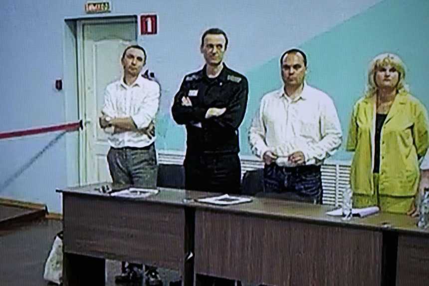 Ruské úrady vykonali prehliadky u troch Navaľného právnikov, jedného zadržali
