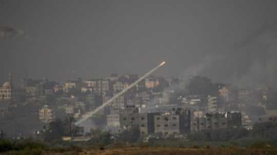 Na snímke letia z pásma Gazy rakety na Izrael.