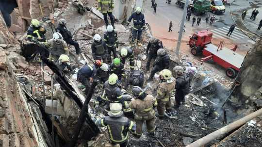 Záchranári hľadajú obete ruského raketového útoku, ktorý poškodil viacposchodovú budovu v centre Charkova.