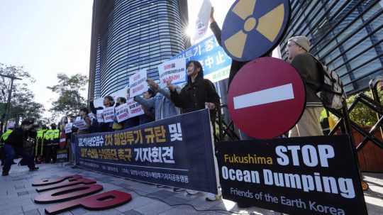 Členovia občianskych skupín organizujú zhromaždenie, na ktorom požadujú, aby Japonsko zastavilo vypúšťanie upravenej rádioaktívnej vody z poškodenej jadrovej elektrárne Fukušima do oceánu.