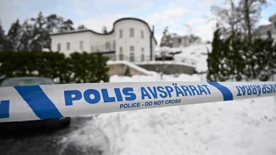 Policajná páska ohraničuje priestor pred domom, kde švédska bezpečnostná služba údajne zatkla dve osoby podozrivé zo špionáže.