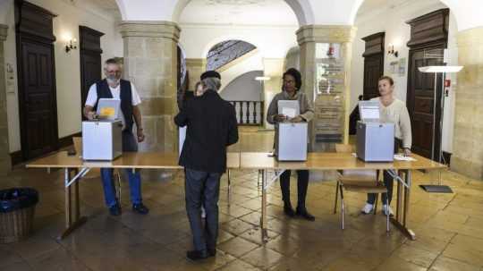 Volič hlasuje vo volebnej miestnosti v Delemonte počas parlamentných volieb vo Švajčiarsku.