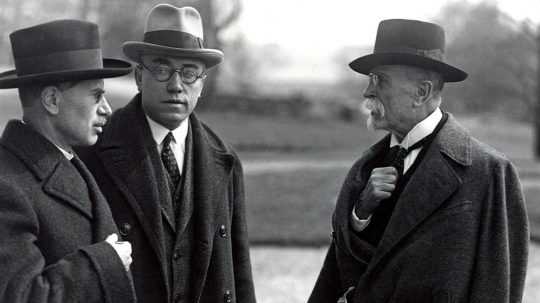 Na snímke prvý československý prezident Tomáš Garrigue Masaryk(vpravo) v rozhovore s poslancami československej sociálnej demokracie Levom Winterom a Josefom Stivínom.