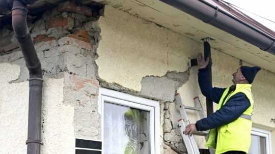 Na snímke škody po zemetrasení v obci Baškovce v okrese Humenné.