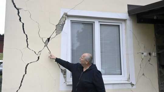 Starosta obce Baškovce Pavol Tamáš ukazuje škody na dome po zemetrasení.