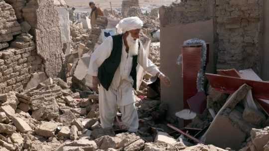Muž v Afganistane pratuje na svojom dvore po ničivom zemetrasení