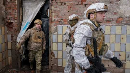 Na snímke ukrajisnkí vojaci v Avdijivke