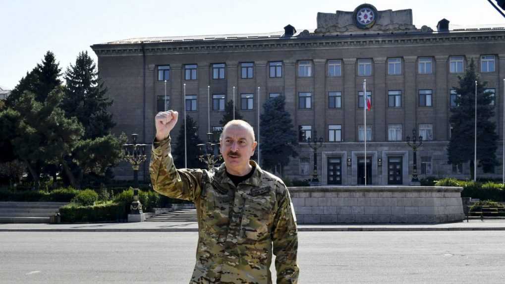 Prezident Azerbajdžanu vztýčil vlajku svojej krajiny v hlavnom meste Náhorného Karabachu
