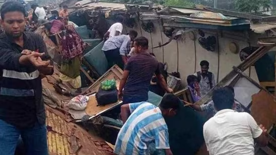 Pri zrážke vlakov v Bangladéši zahynulo najmenej sedemnásť ľudí, počet obetí bude pravdepodobne stúpať