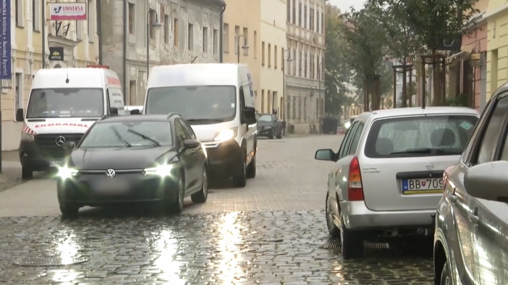Obyvatelia Banskej Bystrice sa sťažujú, že cez pešiu zónu v centre mesta prechádza stále viac áut