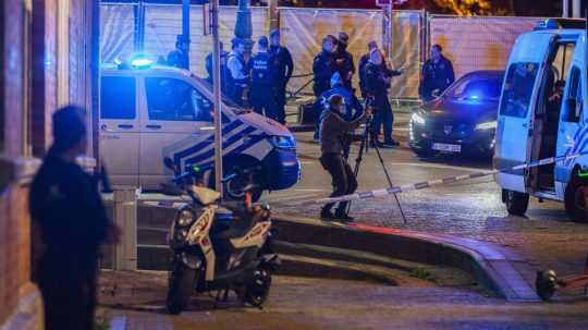 Policajti zabezpečujú dôkazy po streľbe v centre Bruselu