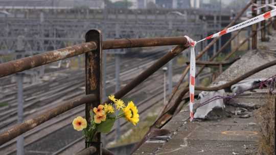 Na snímke umelé kvety na mieste tragickej nehody autobusu na predmestí talianskeho mesta Benátky.