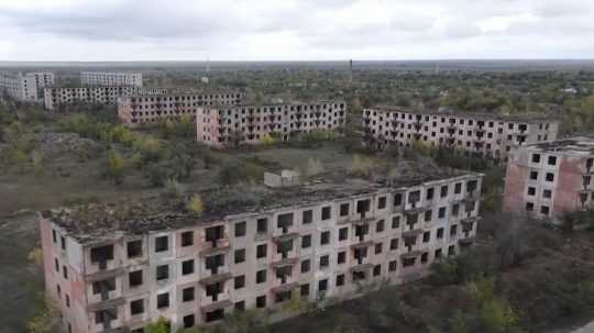 Zničené bytové domy v Semipalatinsku.