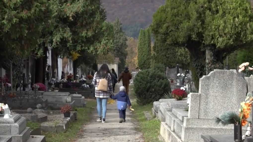 Štáby RTVS sa boli pozrieť na cintorínoch po Slovensku. Nápory ľudí a áut zažívajú už teraz