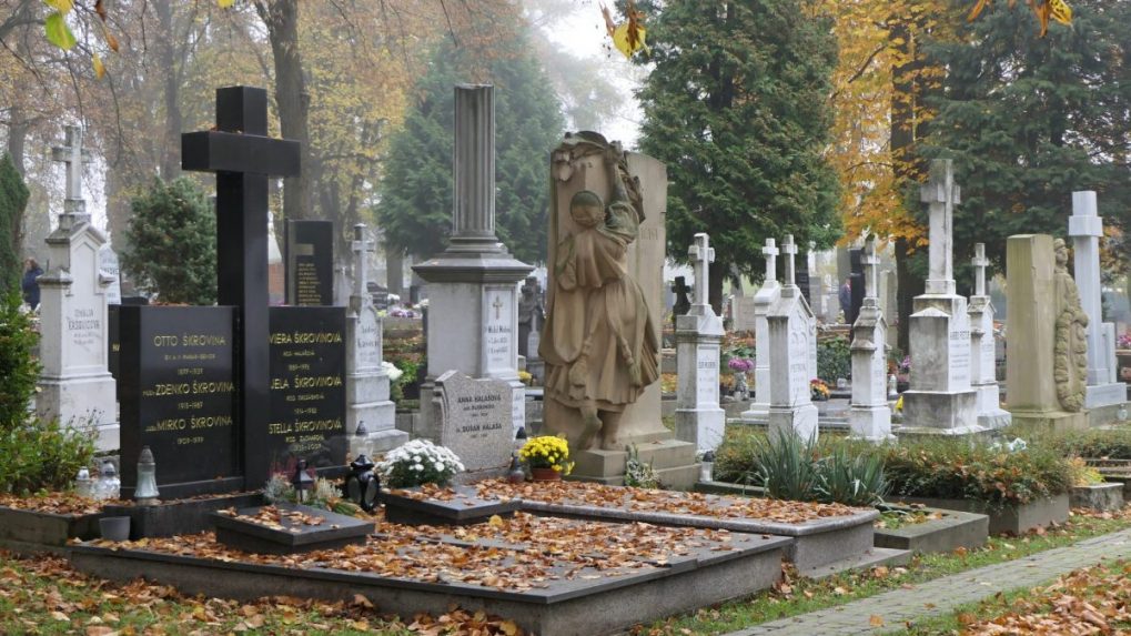 Mnohé slovenské cintoríny sú unikátne. Ten v Martine patrí k najnavštevovanejším, ďalší pri Popradskom plese k najstarším