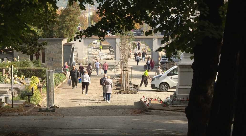 Obnova cintorína v Košiciach mešká. Návštevníci budú musieť počas Dušičiek prechádzať cez stavenisko