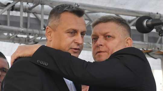 Archívna snímka Andreja Danka (SNS) a Roberta Fica (SMER).