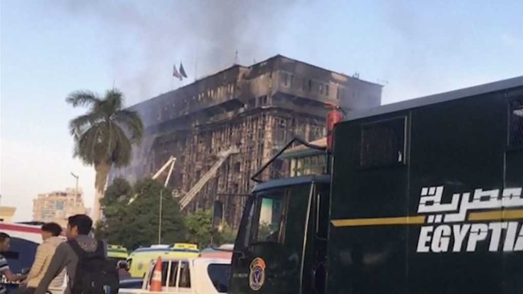 V egyptskom policajnom sídle vypukol požiar, zranili sa desiatky ľudí