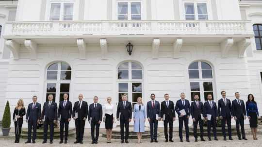 Na snímke uprostred vpravo prezidentka SR Zuzana Čaputová vymenovala vládu SR, ktorú povedie Robert Fico (Smer-SD) (uprostred vľavo) v Prezidentskom paláci 25. októbra 2023 v Bratislave.