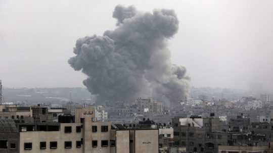 Dym stúpa z mesta Gaza po izraelskom bombardovaní.