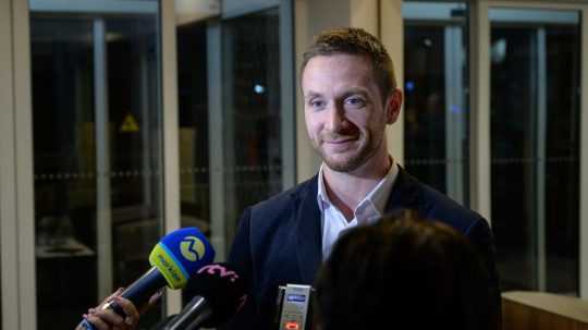 Milan Uhrík odpovedá na otázky novinárov po sčítani 50 percent okrskov počas volebnej noci vo volebnej centrále hnutia v Nitre.