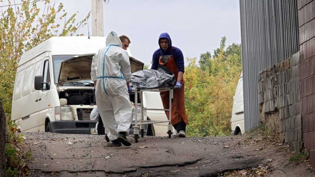 Útok na ukrajinskú obec, ktorú počas pohrebu zasiahla ruská raketa, vraj pomohli organizovať dvaja miestni obyvatelia