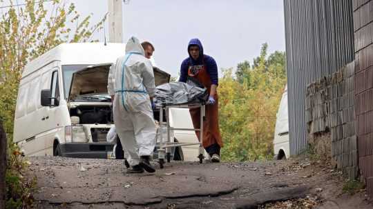 Telá obetí ruského útoku, ktoré identifikovali forenzní experti, dali príbuzným, aby ich mohli pochovať.