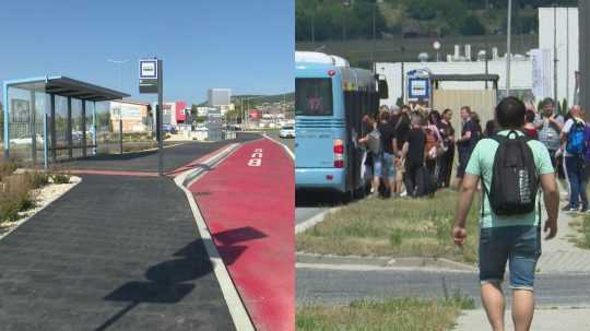 Na snímke nová zastávka pri obchodnom centre v Nitre, vpravo ľudia nastupujúci na prímestský autobus.