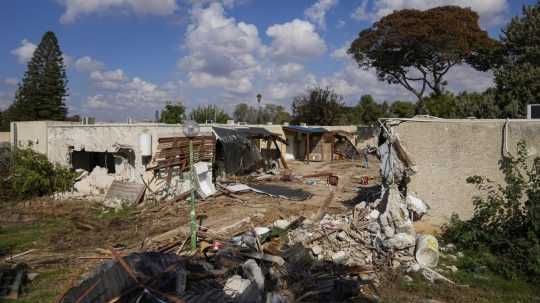 zničené domy v izraelskom kibuci