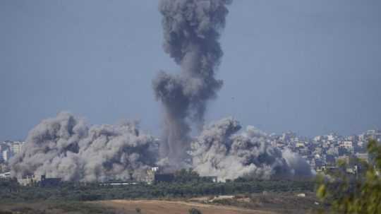 stúpajúci dym po útokoch v Gaze