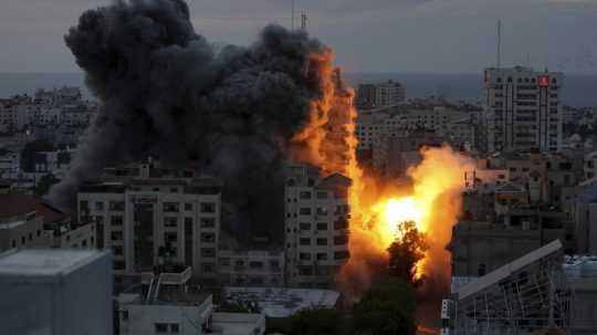 Plamene a dym stúpajú po izraelskom leteckom útoku na Gazu 7. októbra 2023.