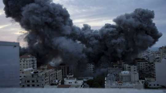 Dym stúpa pri explózii po izraelskom leteckom útoku na Gazu 7. októbra 2023.